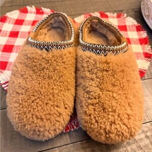 Ugg women’s  Tasman maxi Fuzzy Slippers